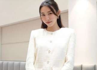 “Stunning Vietnamese beauties suggest a series of adorable, sweet ways to wear short skirts”