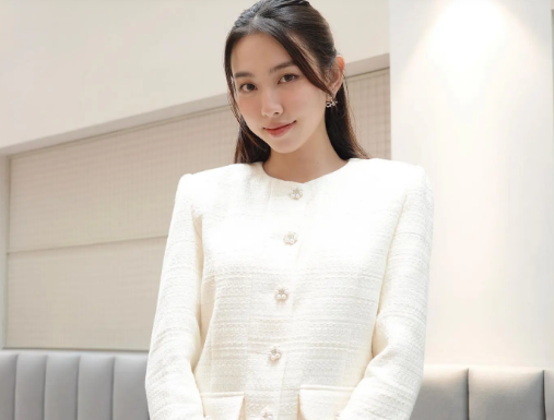 “Stunning Vietnamese beauties suggest a series of adorable, sweet ways to wear short skirts”