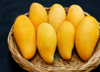 Mango season is here: 4 tips to pick the sweetest and juiciest mangoes for a refreshing smoothie.