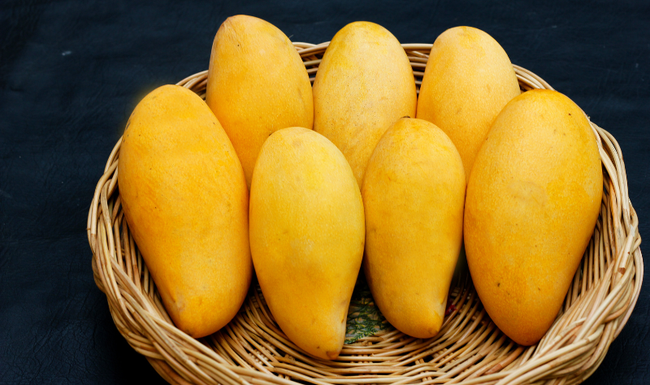 Mango season is here: 4 tips to pick the sweetest and juiciest mangoes for a refreshing smoothie.