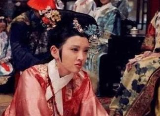 Why are the courtiers vying for the favor of the concubine trapped in the cold palace? Turns out, it’s because of this.