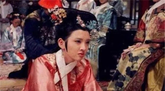 Why are the courtiers vying for the favor of the concubine trapped in the cold palace? Turns out, it’s because of this.