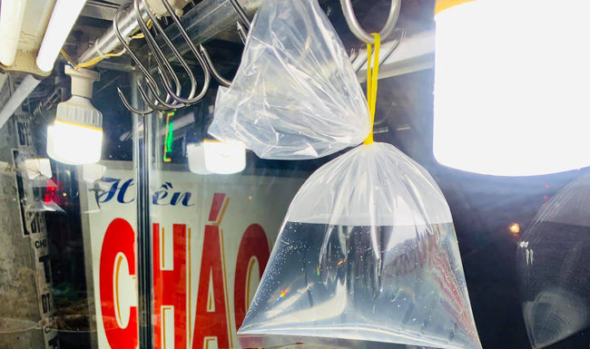 The Hidden Truth Behind Many Restaurants Hanging Plastic Bags Filled with Water to Repel Flies