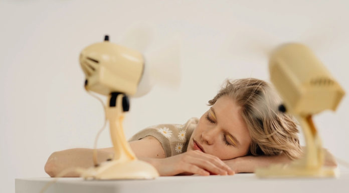 How to Stay Cool in a Room Without an Air Conditioner