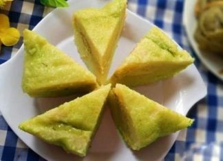 Should I cut bánh chưng using a string or a knife to prevent it from crumbling?