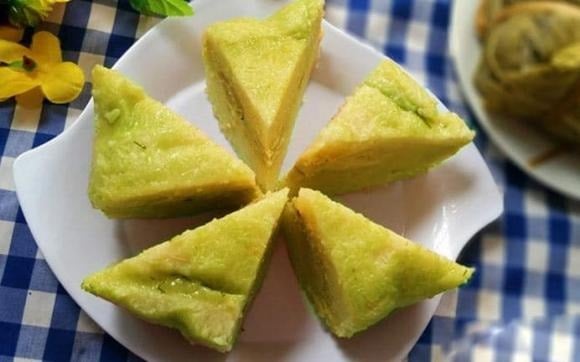 Should I cut bánh chưng using a string or a knife to prevent it from crumbling?