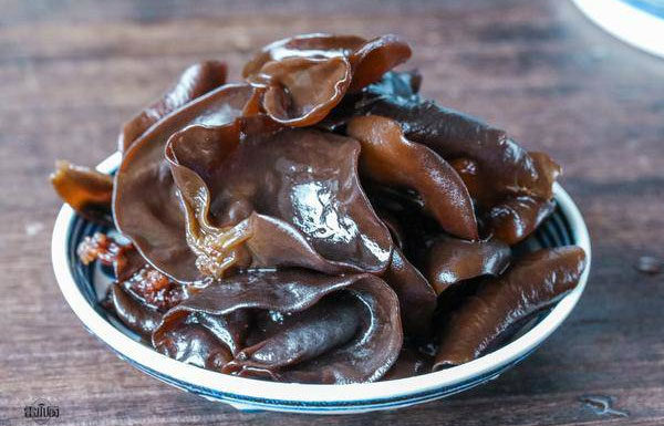 Shake vigorously after adding 3 ingredients to soak nuts, after 5 minutes, something magical happens