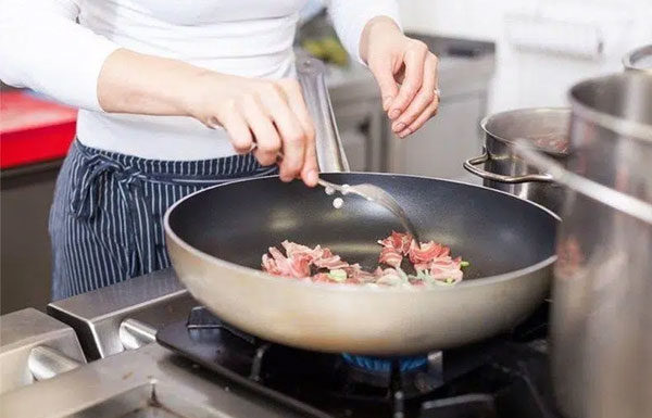 Common Mistakes When Using Nonstick Pans: The Second One Almost Every Woman Makes!