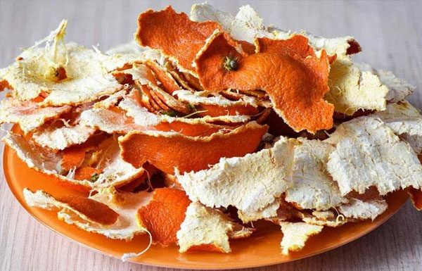 What are the benefits of soaking dried tangerine peel in white vinegar?