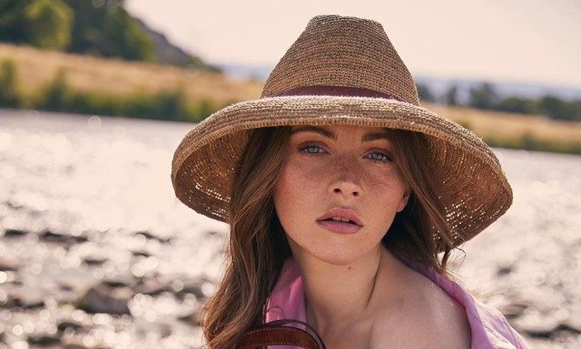 The “gutsy” accessory that adds a cool touch to her travel outfit