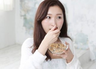 Does lying down after eating cause weight gain? Should you sit, lie, or stand?