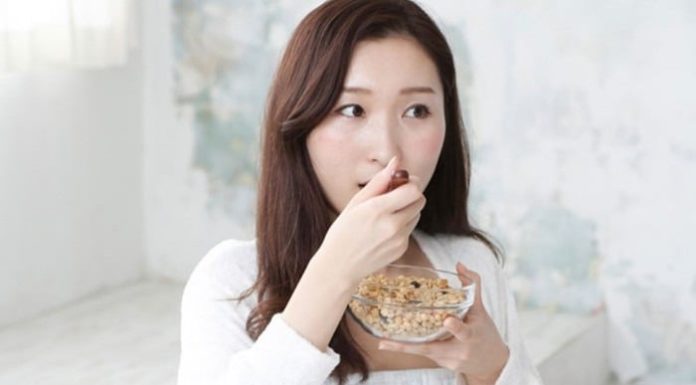 Does lying down after eating cause weight gain? Should you sit, lie, or stand?