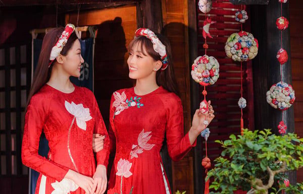 5 Beautiful and Romantic Tet 2024 Ao Dai Designs for Elegant Ladies