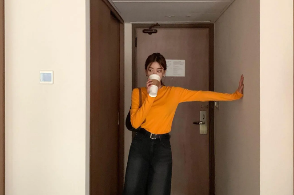 10 Styling Formulas for Long Sleeve T-Shirts on Unpredictable Weather Days