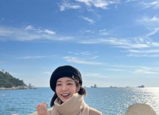 Park Min Young enthusiastically promotes these 2 familiar coat styles from the screen to real life.