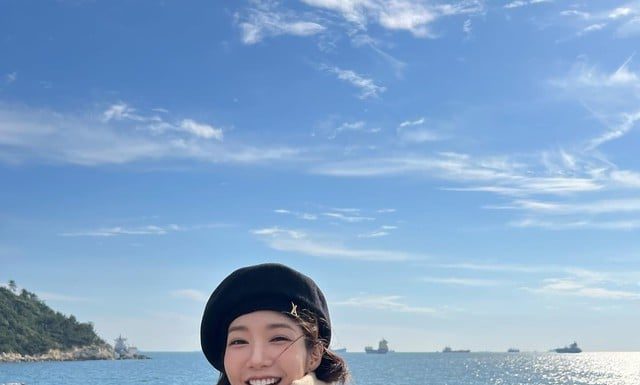 Park Min Young enthusiastically promotes these 2 familiar coat styles from the screen to real life.