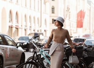 Opening the cold season with a series of simple yet stylish sweater outfit ideas