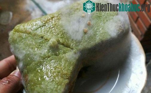 Can you eat moldy part of cut banh chung?