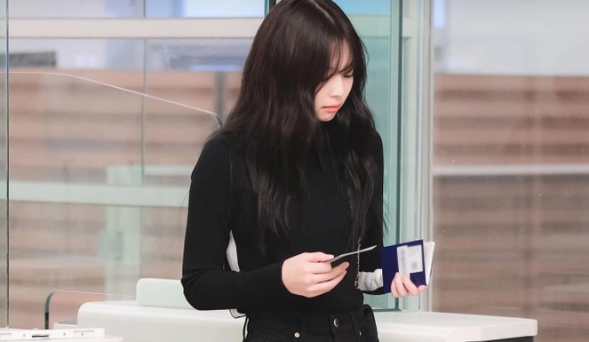 BLACKPINK Embraces the All-Black Trend, Each Look Exudes a Stylish Vibe