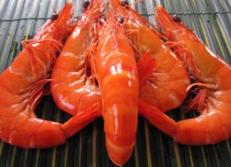 Boil shrimp with this one tablespoon of water to make shrimp sweeter, more fragrant, and beautifully red.