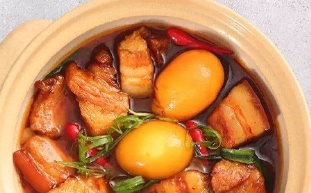 Just adding cooking oil isn’t enough for making Braised Pork Belly: Add this ingredient to make the meat tender and beautifully colored.