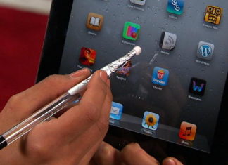 Create Your Own Handmade Smartphone Stylus with Foil and Cotton Swabs