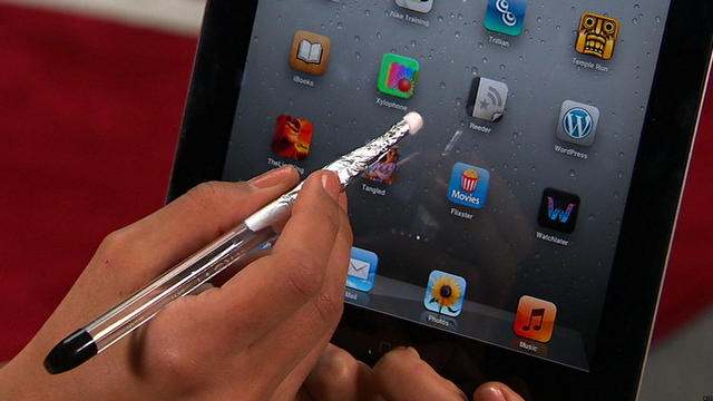 Create Your Own Handmade Smartphone Stylus with Foil and Cotton Swabs