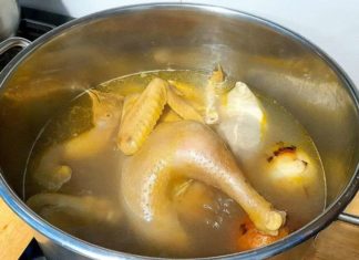 Boiling or chilling: A foolproof method for delicious and visually appealing boiled chicken for the Lunar New Year’s Day.