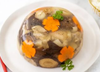 Cooking pork trotters, just adding water is not enough: Add this to make the meat tender and delicious