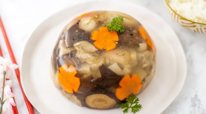 Cooking pork trotters, just adding water is not enough: Add this to make the meat tender and delicious