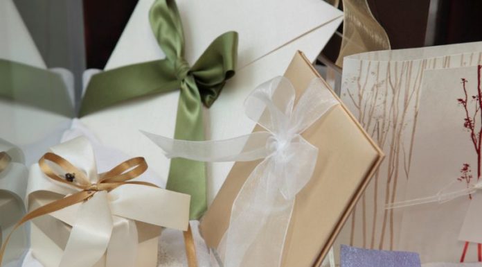 Designing a Stylish and Refined Birthday Invitation in English