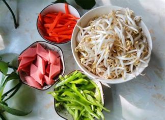 Don’t throw the noodles in the pan immediately when stir-frying, add two more steps to prevent them from sticking together.