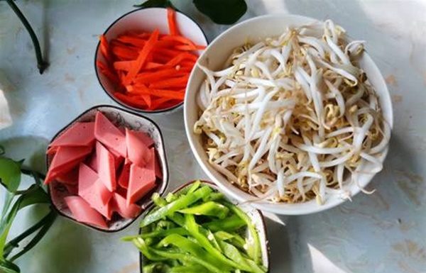 Don’t throw the noodles in the pan immediately when stir-frying, add two more steps to prevent them from sticking together.