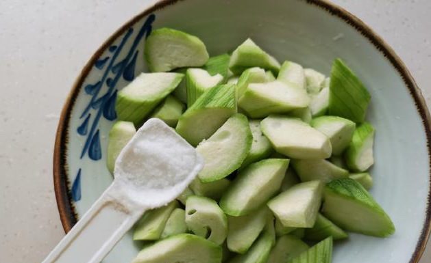 Beware of browning when stir-frying bitter melon, a chef’s tip to ensure fresh, tasty and tender bitter melon