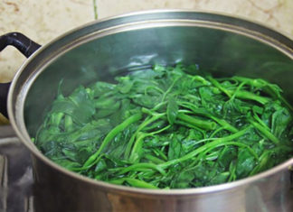 Creating a Restaurant-Style Stir-Fried Morning Glory Dish at Home