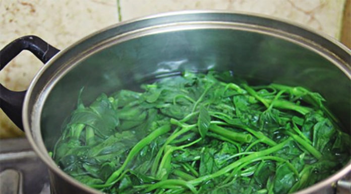 Creating a Restaurant-Style Stir-Fried Morning Glory Dish at Home