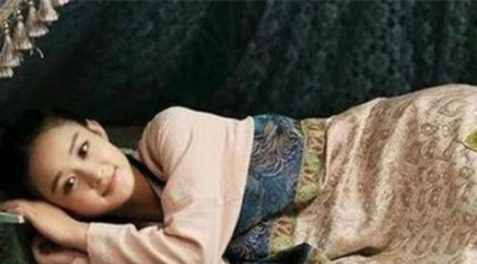 Why do concubines in the Qing Dynasty have to sleep in a crooked position and cannot lie straight?