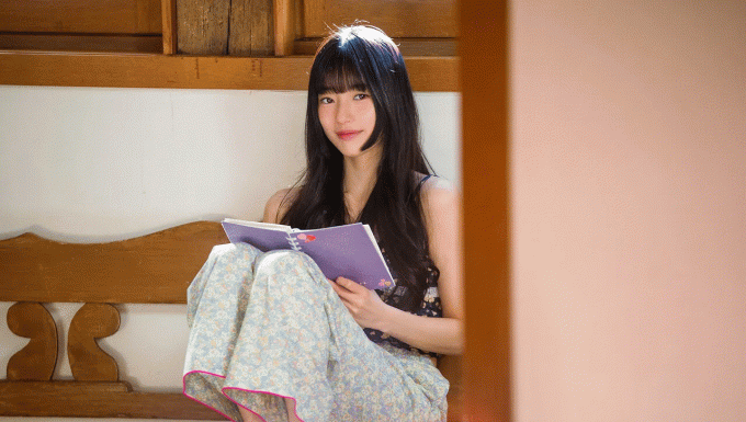 Suzy receives a shower of praise for her stunning Y2K fashion sense in her new movie