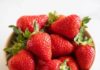 How to choose and store delicious, juicy, and fresh strawberries without bruises for a whole week.
