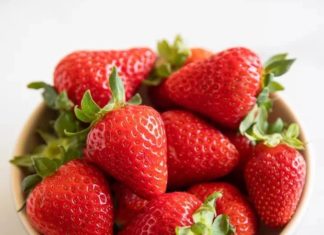 How to choose and store delicious, juicy, and fresh strawberries without bruises for a whole week.