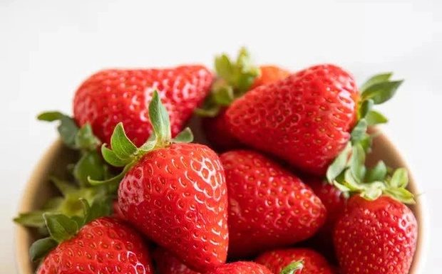 How to choose and store delicious, juicy, and fresh strawberries without bruises for a whole week.
