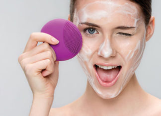 4 Tips to Prevent Sagging Skin with Facial Cleanser Use
