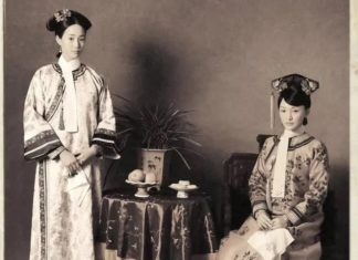 Decoding the Chess Shoes: Unveiling the Secrets behind the Graceful Stride of Qing Dynasty Women