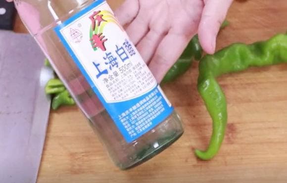 White vinegar on your palm and rub well, amazing effectiveness, try it at home.