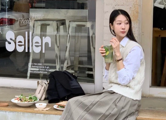 Stylish Cardigan Sweater Shaking Up Fashion Rankings for a Trendy Winter Look