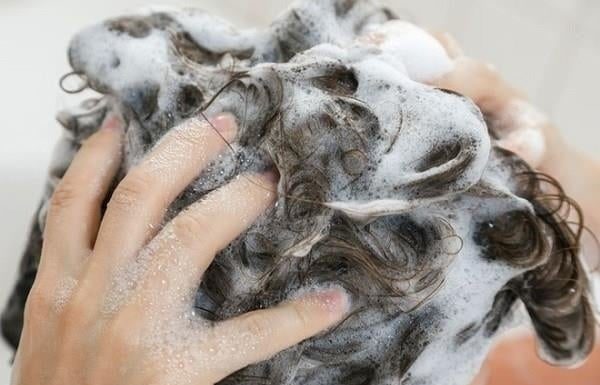 Morning or Evening: Which is the Best Time to Shampoo Your Hair?