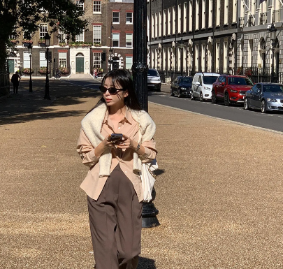 4 Fashion Accessories to Instantly Lengthen and Slim Your Legs for a Flawless Look