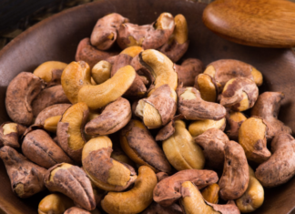 Who should avoid eating cashews?