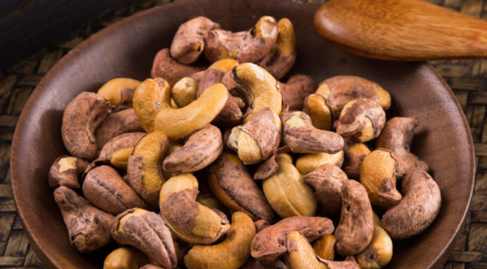 Who should avoid eating cashews?