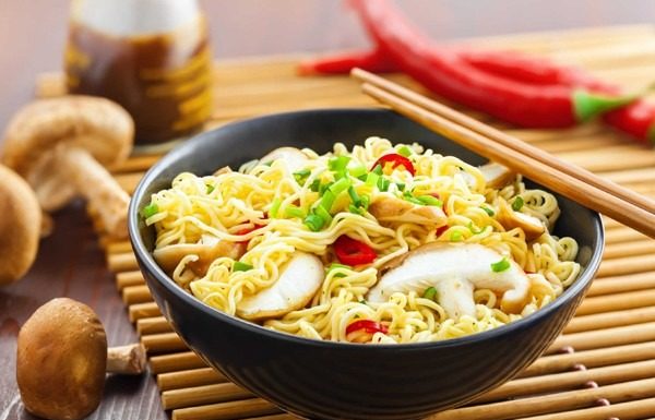 Why does the saying “eating a packet of instant noodles is detox for 32 days” not end? How harmful is eating shrimp noodles?